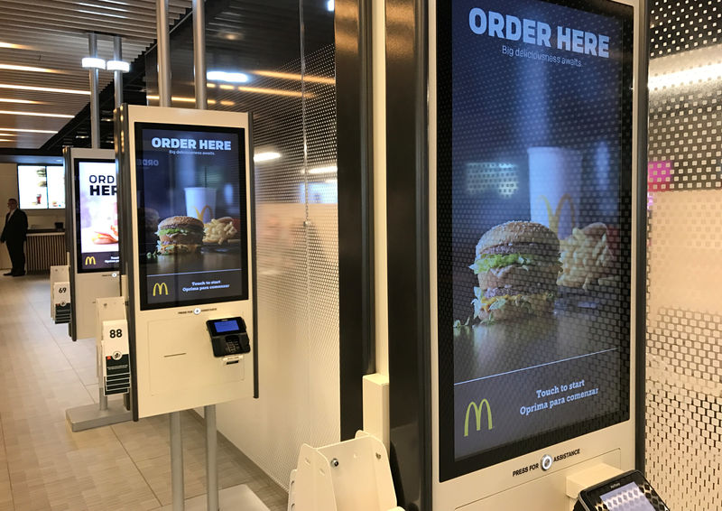 © Reuters. McDonald's self-service kiosks are seen in a prototype restaurant housed in a warehouse in Chicago's West Loop area, in Chicago