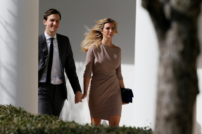 © Reuters. Ivanka Trump and Jared Kushner walk along the colonnade ahead of a joint press conference by Japanese Prime Minister Abe and U.S. President Trump at the White House in Washington