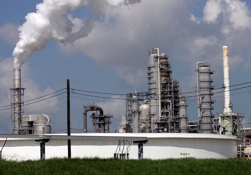 © Reuters. FILE PHOTO - The Valero St. Charles oil refinery in Norco