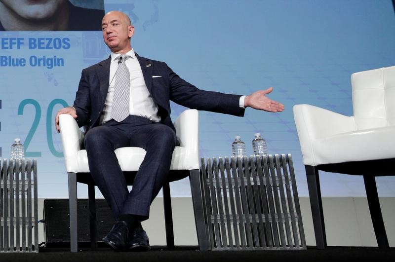 © Reuters. Jeff Bezos, founder of Blue Origin and CEO of Amazon, speaks about the future plans of Blue Origin in Washington