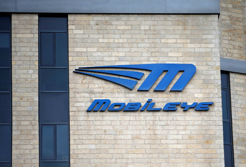 © Reuters. The logo Israeli driverless technology firm Mobileye is seen on the building of their offices in Jerusalem