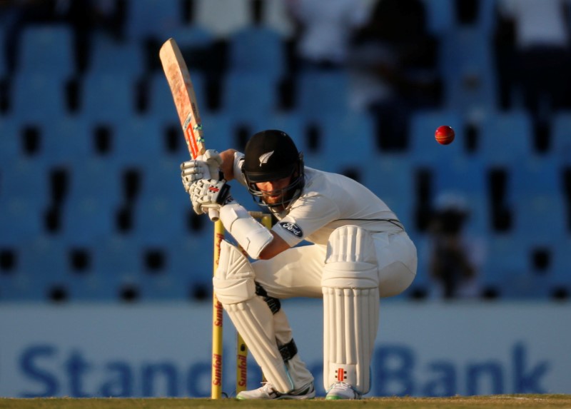 © Reuters. Cricket - New Zealand v South Africa - second cricket test match - Centurion Park , Centurion , South Africa