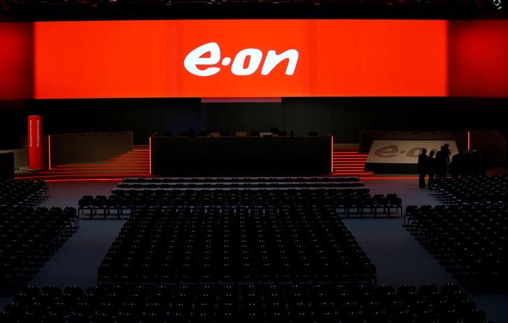 © Reuters. FILE PHOTO: The empty stage for the board of German utility giant E.ON is seen before the annual shareholders meeting in Essen