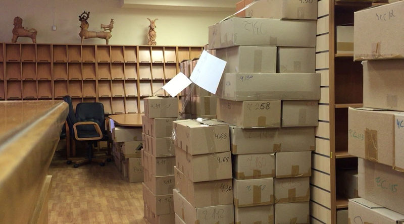 © Reuters. A still image shows empty shelves and cardboard boxes with books at the Library of Ukrainian Literature in Moscow