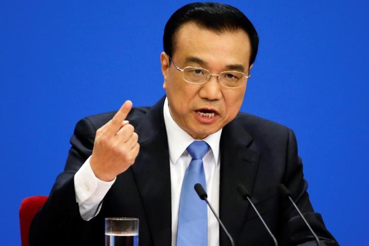 © Reuters. China's Premier Li Keqiang gestures during a news conference after the closing ceremony of China's National People's Congress (NPC) at the Great Hall of the People in Beijing