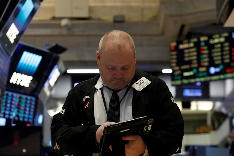 © Reuters. A trader works on the floor of the NYSE