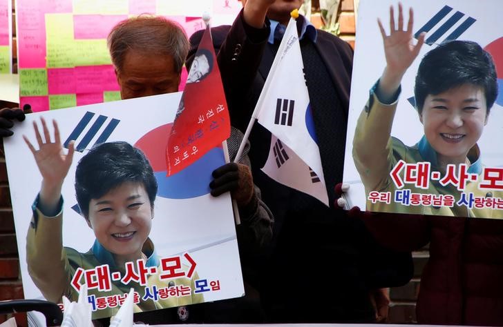 © Reuters. Apoiadores da presidente cassada da Coreia do Sul, Park Geun-hye, do lado de fora da casa dela em Seul