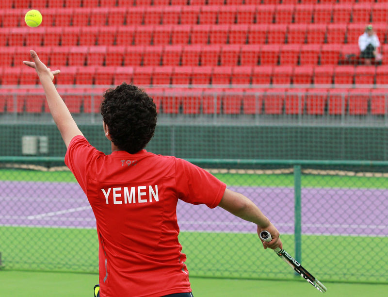 © Reuters. Alhassan Ishaq from Sanaa, 13, takes part in a training session at Khalifa International Tennis and Squash Complex in Doha