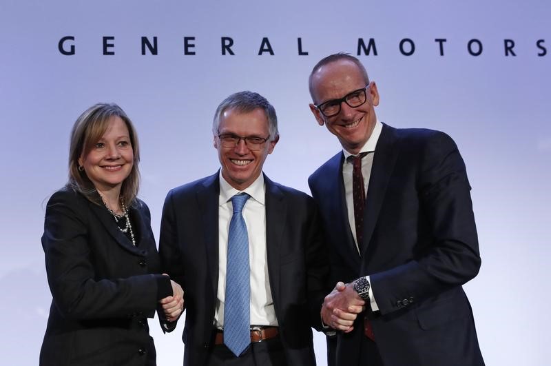 © Reuters. Carlos Tavares, Chairman of the Managing Board of PSA Group, Mary Barra, chairwoman and CEO of General Motors, and Dr Karl-Thomas Neumann, Chairman of the Management Board Opel Group GmbH, pose during a news conference in Paris