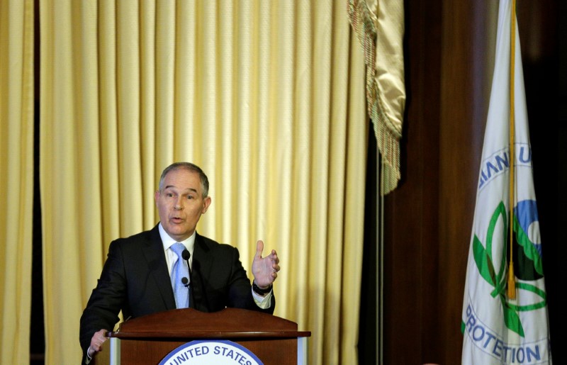 © Reuters. Scott Pruitt, administrator of the Environmental Protection Agency (EPA), speaks to employees of the Agency in Washington