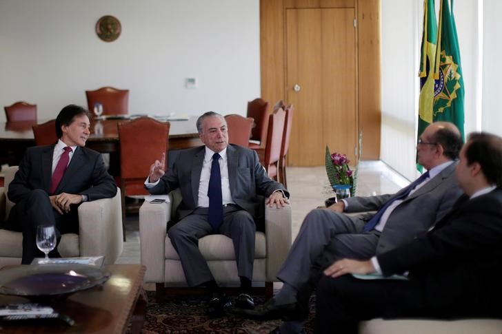 © Reuters. O presidente brasileiro Michel Temer se reúne com os presidentes do Senado, Eunício Oliveira, da Câmara, Rodrigo Maia, e do Tribunal Superior Eleitoral (TSE), Gilmar Mendes, no Palácio do Planalto, em Brasília