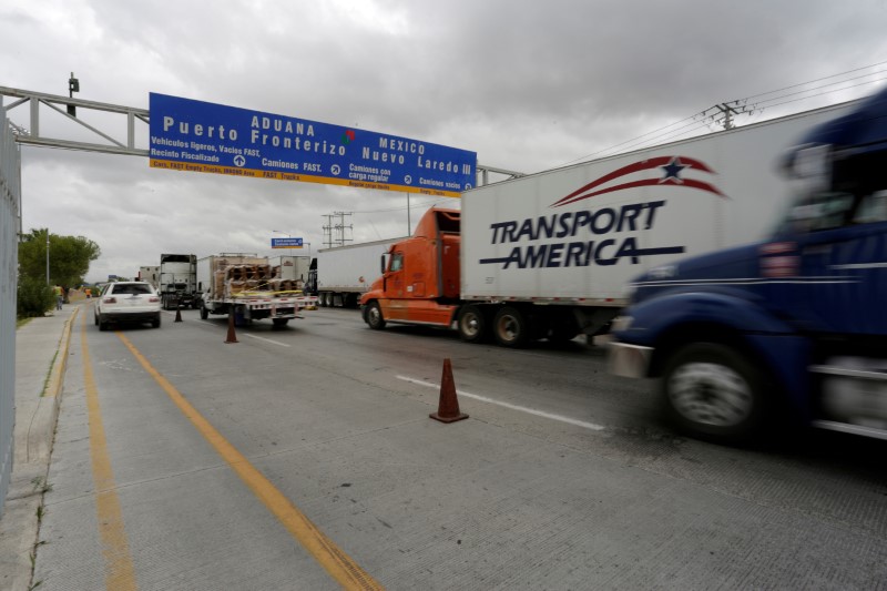 © Reuters. FILE PHOTO - Trucks wait in the queue for border customs control to cross into U.S. at the World Trade Bridge in Nuevo Laredo