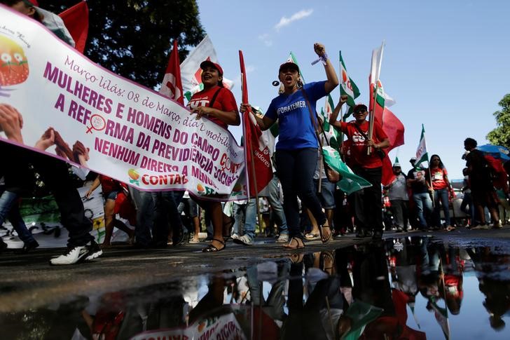 © Reuters. Manifestantes protestam contra reforma da Previdência em Brasília