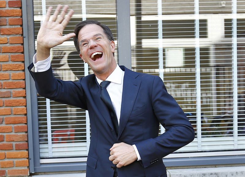 © Reuters. Dutch Prime Minister Mark Rutte of the VVD party waves after voting in the general election in The Hague