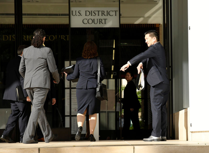 © Reuters. Hawaii Attorney General Douglas Chin (L) arrives at  the U.S. District Court Ninth Circuit to present his arguments  after filing an amended lawsuit against President Donald Trump's new travel ban in Honolulu, Hawaii.