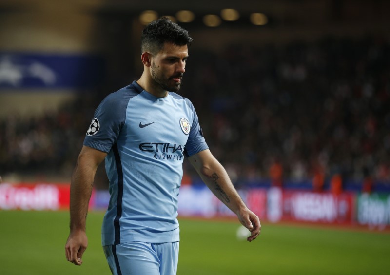 © Reuters. Manchester City's Sergio Aguero looks dejected after the game