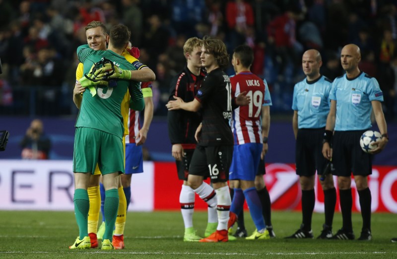 © Reuters. Bayer Leverkusen's Bernd Leno with Atletico Madrid's Jan Oblak after the match