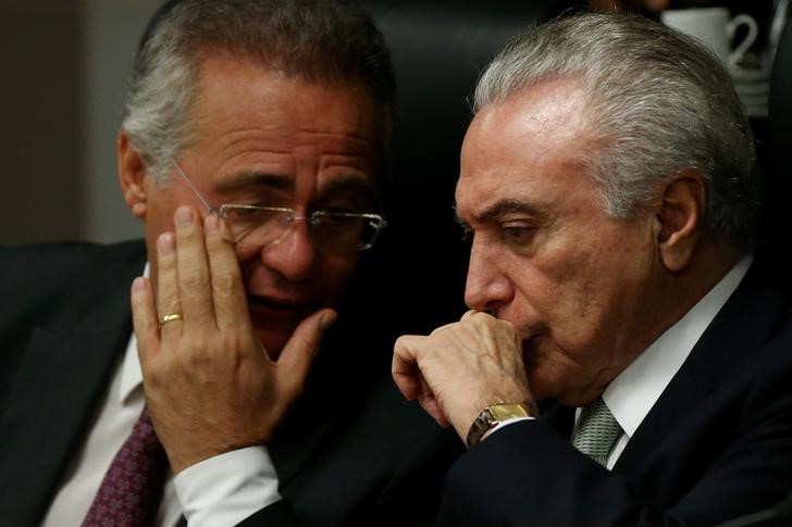 © Reuters. Líder do PMDB no Senado, Renan Calheiros, conversa com o presidente Michel Terme durante cerimônia em Brasília