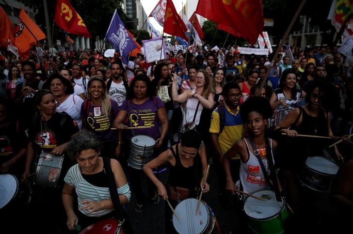 © Reuters. Manifestantes protestam contra reforma da Previdência no Rio de Janeiro