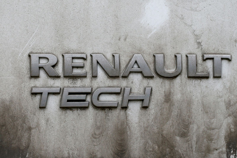 © Reuters. A Renault logo covered with mud and dust is seen on a car in Paris