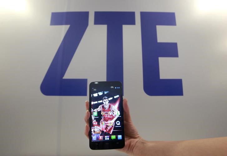 © Reuters. A ZTE smartphone Grand S is displayed during a news conference in Taipei