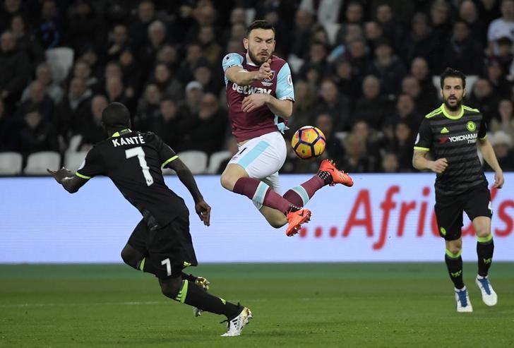 © Reuters. West Ham United's Robert Snodgrass in action with Chelsea's N'Golo Kante