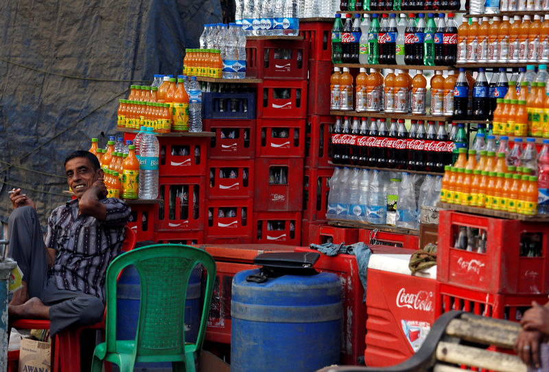 © Reuters. A vendor waits for customers at his shop New Delhi