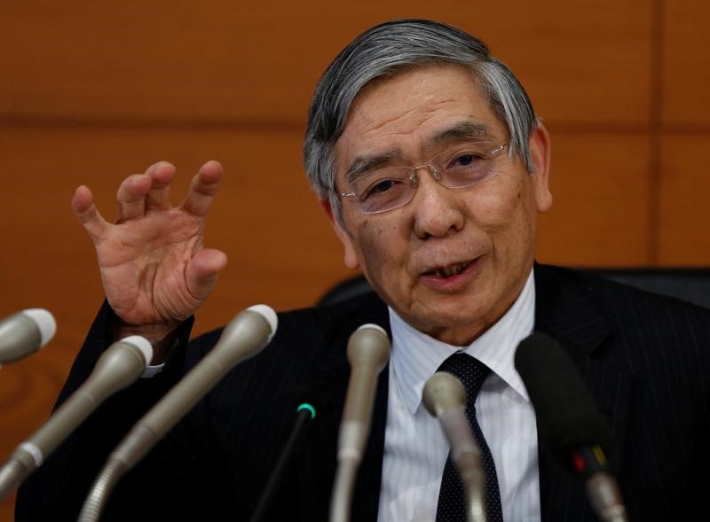 © Reuters. BOJ Governor Kuroda attends a news conference at the BOJ headquarters in Tokyo