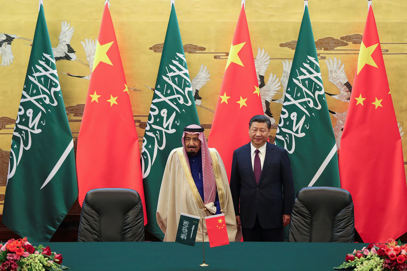 © Reuters. Chinese President Xi Jinping and Saudi Arabia's King Salman bin Abdulaziz Al-Saud attend a signing ceremony at the Great Hall of the People in Beijing