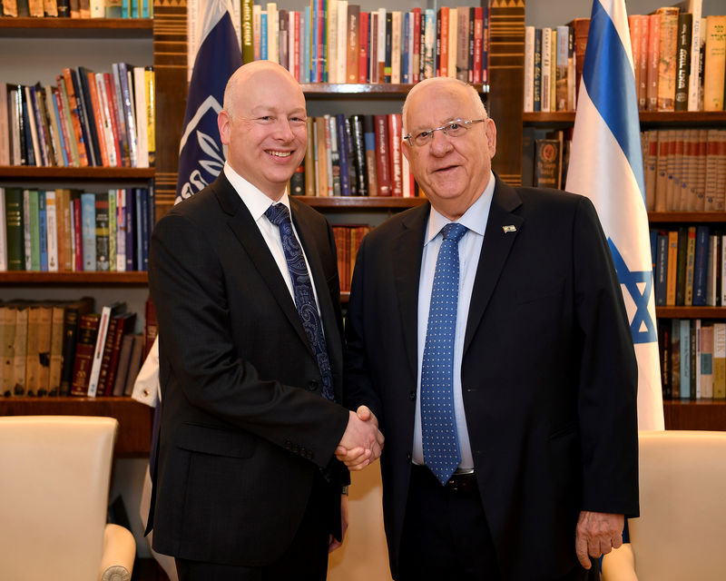 © Reuters. Jason Greenblatt, U.S. President Trump's Middle East envoy meets Israeli President Reuven Rivlin at the President's Residence in Jerusalem