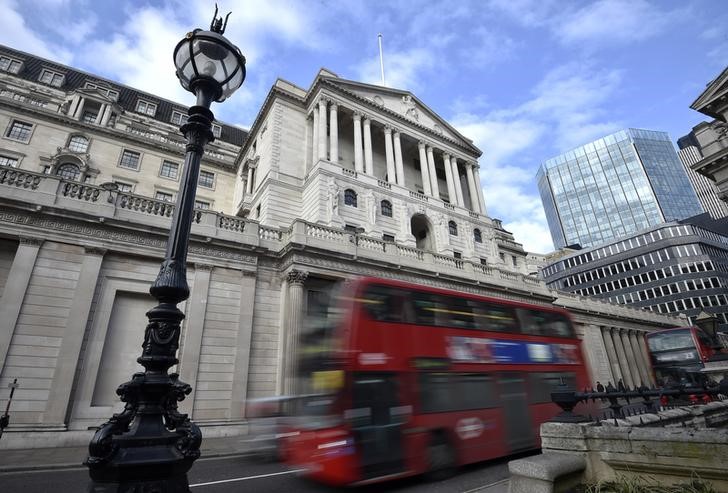 © Reuters. A bus passes the Bank of England in the City of London
