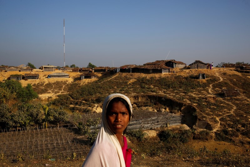 © Reuters. A Rohingya refugee girl reacts to the camera at Kutupalang Unregistered Refugee Camp