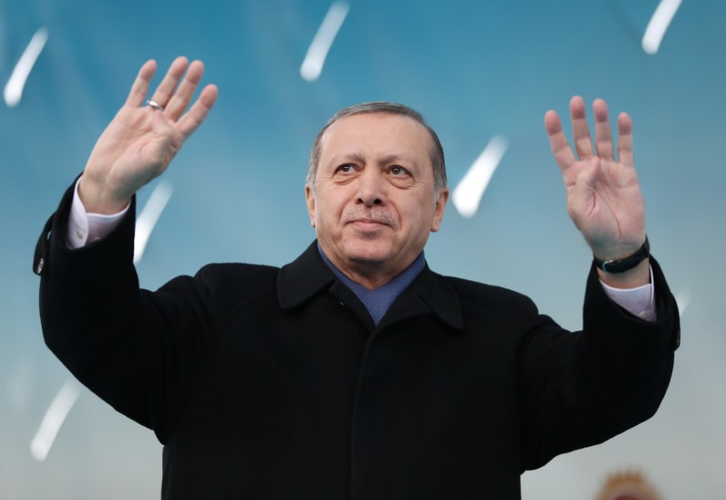 © Reuters. Turkish President Erdogan greets his supporters during a ceremony in Afyonkarahisar