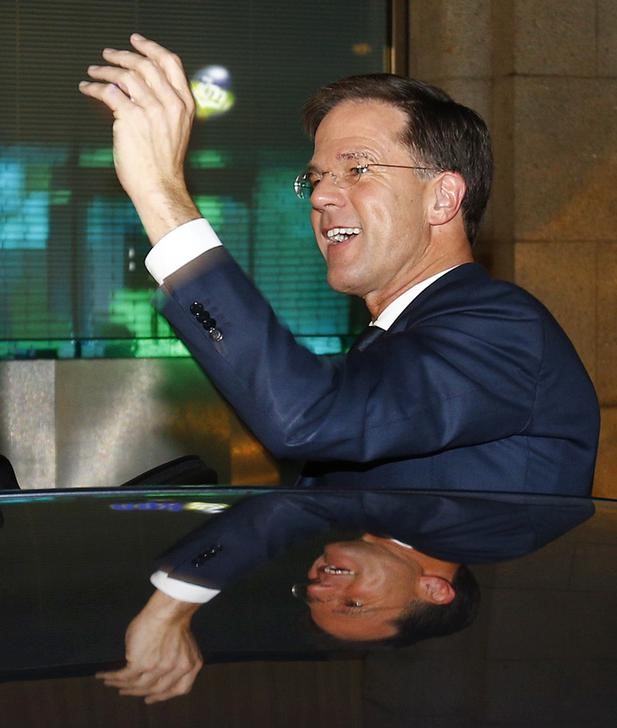 © Reuters. Primeiro-ministro holandês, Mark Rutte, do partido liberal VVD, deixa o parlamento em Haia