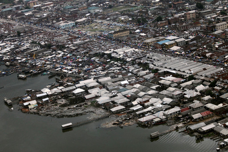 © Reuters. FILE PHOTO: An aerial view of a section of Nigeria's oil hub city of Port Harcourt