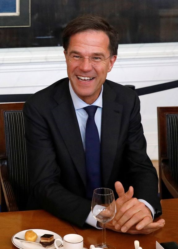 © Reuters. Primeiro-ministro holandês do Partido Liberal VVD, Mark Rutte, participa de uma reunião no Parlamento holandês após as eleições gerais em Haia