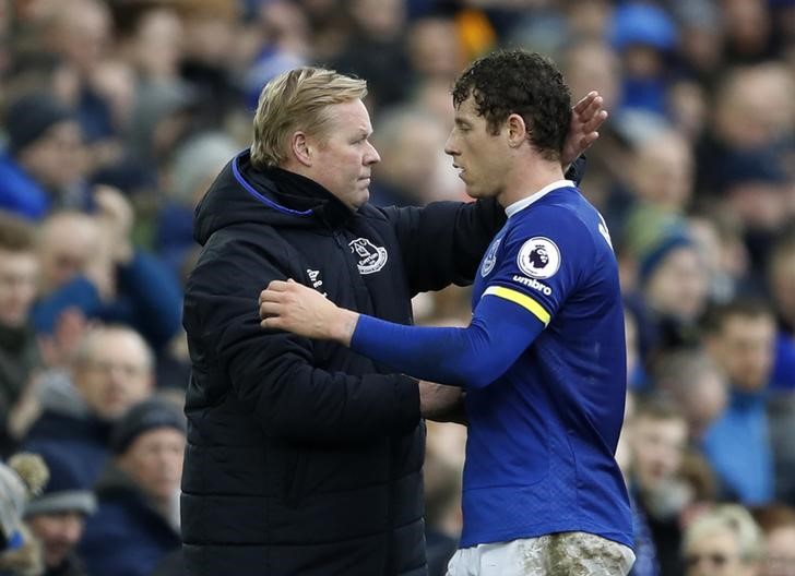 © Reuters. Everton's Ross Barkley walks past manager Ronald Koeman as he is substituted