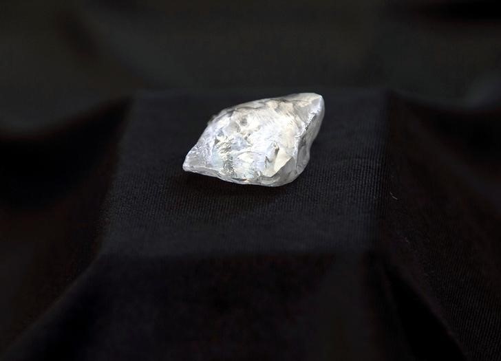 © Reuters. Необработанный алмаз Алросы