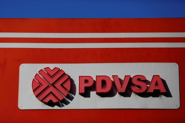 © Reuters. The logo of the Venezuelan state oil company PDVSA is seen at a gas station in Caracas