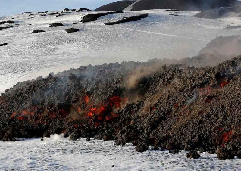 © Reuters. Diez heridos en una erupción en el monte Etna