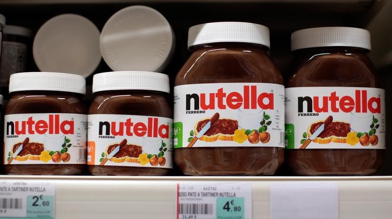 © Reuters. Jars of Nutella chocolate-hazelnut paste are displayed in a supermarket in Nice
