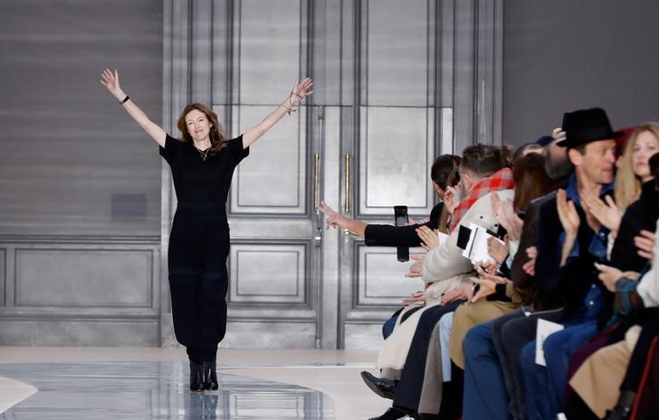 © Reuters. Clare Waight Keller ao final de desfile em Paris