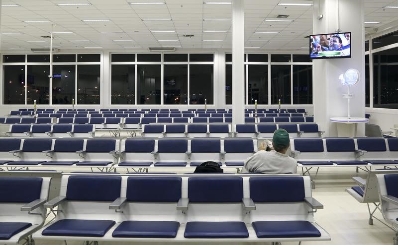 © Reuters. Homem aguarda em aeroporto de Porto Alegre