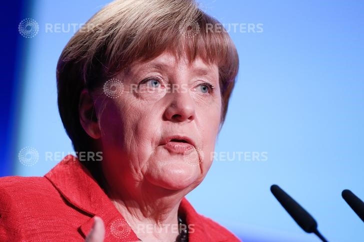 © Reuters. German Chancellor Angela Merkel gives a speech at the demographic summit in Berlin