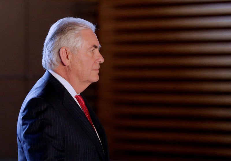 © Reuters. U.S. Secretary of State Rex Tillerson walks to meet Japanese PM Shinzo Abe, prior to their meeting at the prime minister's office in Tokyo