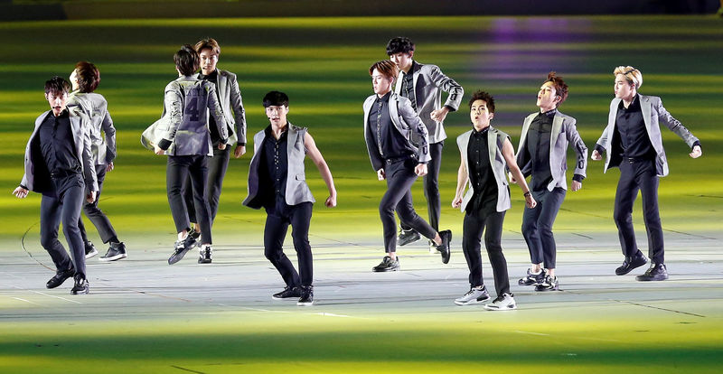 © Reuters. FILE PHOTO: K-pop boy band EXO perform during the Opening Ceremony of the 17th Asian Games in Incheon