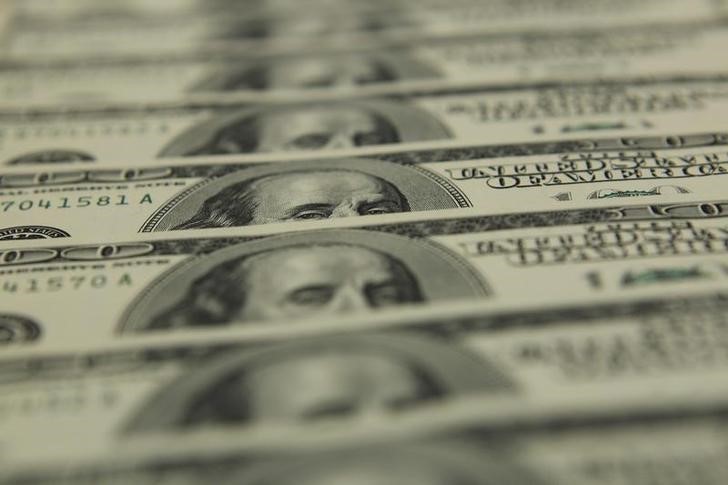 Доллар готовится снизиться по итогам недели из-за разочаровавшего "быков" решения ФРС