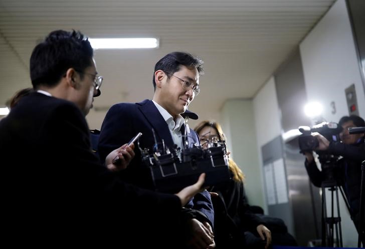 © Reuters. FILE PHOTO: Samsung Group chief, Jay Y. Lee arrives at the office of the independent counsel team in Seoul