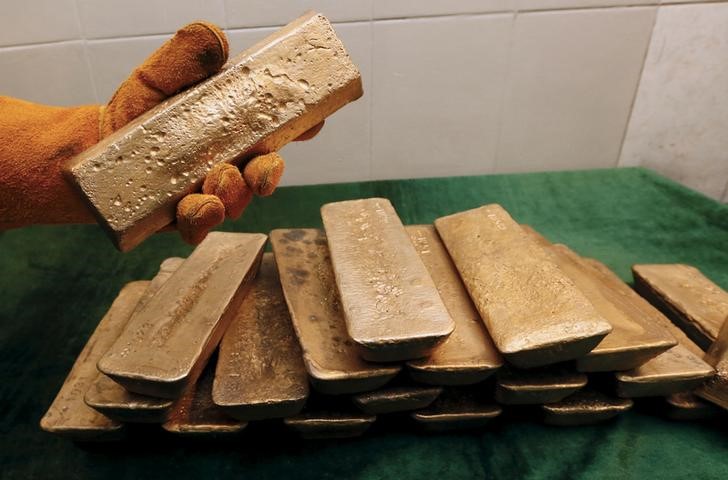 © Reuters. Слитки золота на заводе, принадлежащем Полюсу