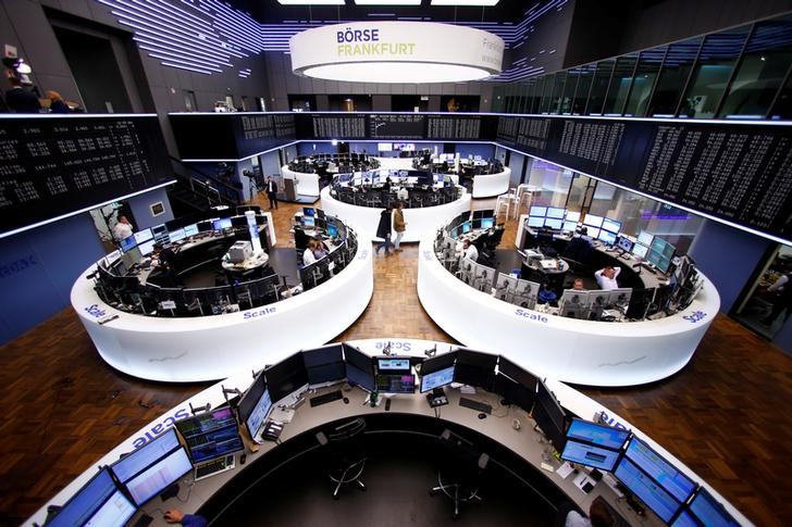 © Reuters. La banca compensa la débil apertura de las bolsas europeas